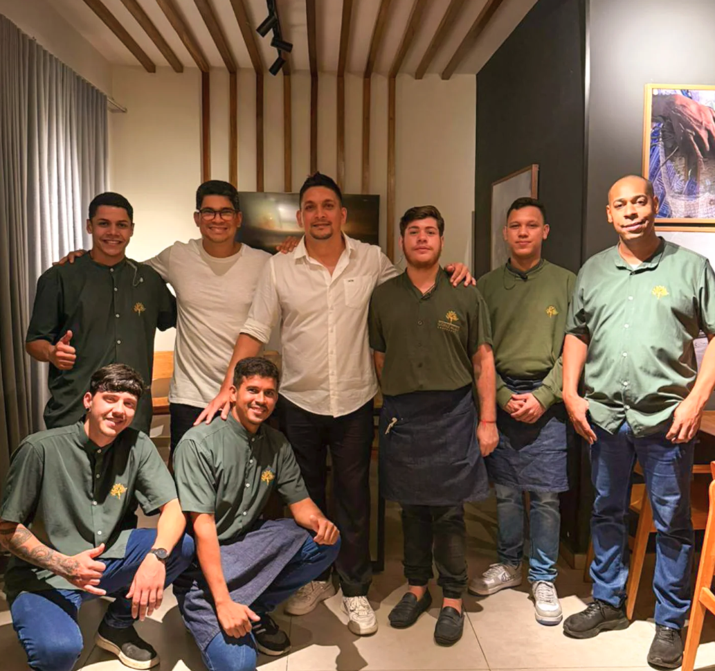 Rafael e equipe em consultoria de restaurante