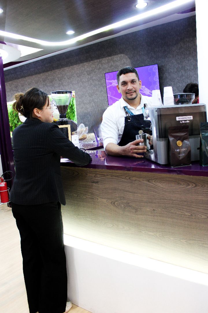 Rafael Terroir manipulando máquina de café
