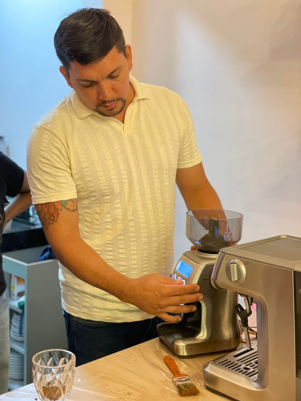 Rafael Terroir operando moedor de café
