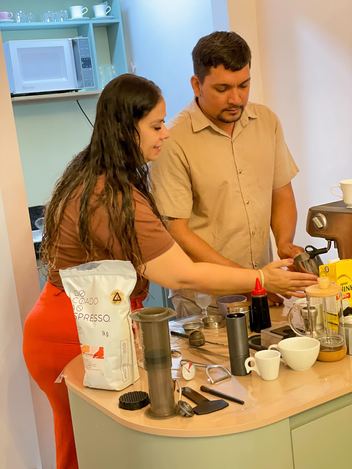 Rafael treinando baristas em capacitação profissional